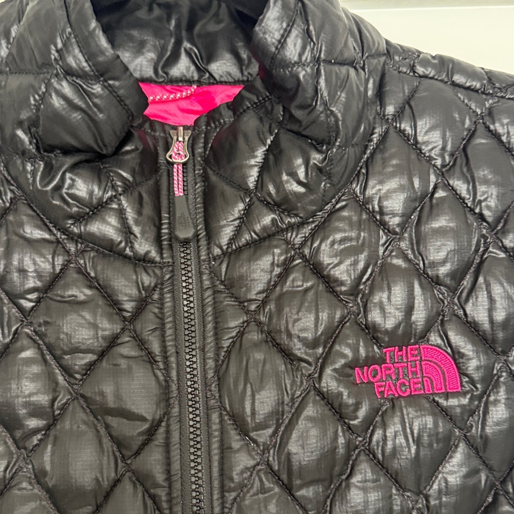 The North Face Black Quilted Vest with Pink Accents size xl - Picture 2 of 6